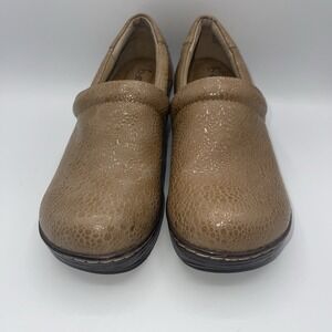 BOC Born Concept Sz 8.5M Tan Irridescent Embossed Slip On Clogs